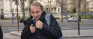 Der Schriftsteller Michel Houllebecq, hier noch mit Zigarette im Mund.  Inzwischen soll er E-Zigaretten rauchen.