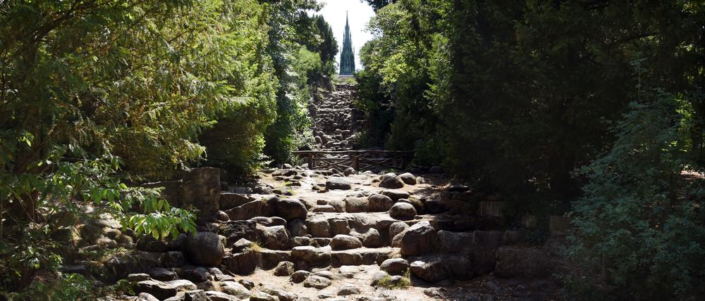 Der derzeit ausgetrocknete Wasserfall im Viktoriapark.