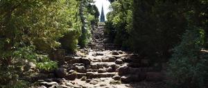 Der derzeit ausgetrocknete Wasserfall im Viktoriapark. 