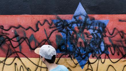 Davidstern und Deutschlandflagge übersprüht: das zerstörte Wandbild „Vaterland“ an der East Side Gallery im Jahr 2020.