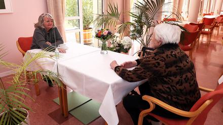 Alles auf Abstand: Besuch in einem Potsdamer Altenheim.