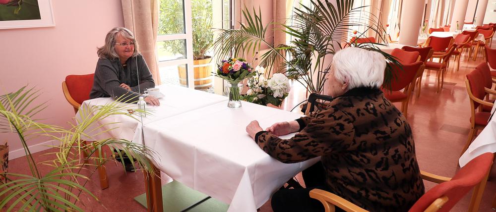 Alles auf Abstand: Besuch in einem Potsdamer Altenheim.