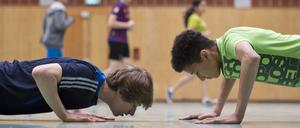 So wie auf dieser Aufnahme aus vorpandemischen Zeiten geht es in deutschen Schulen noch immer zu.