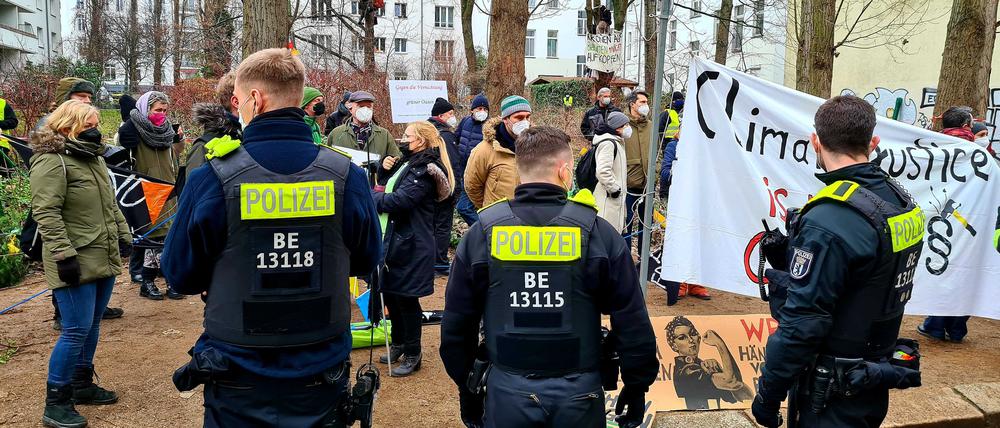 Bäume fällen unter Polizeischutz: Anwohner demonstrieren gegen die Abholzung.