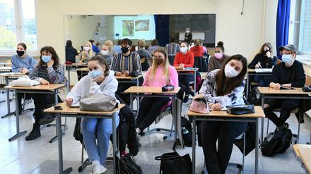 Pupils at Martin-Buber-Oberschule secondary school wear protective masks against the spread of the coronavirus disease (COVID-19) as school resumes following the autumn holidays in Berlin, Germany, October 26, 2020. REUTERS/Annegret Hilse