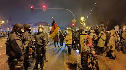Die Polizei trennte die Demo von der kleinen Gegenkundgebung auf der anderen Straßenseite.