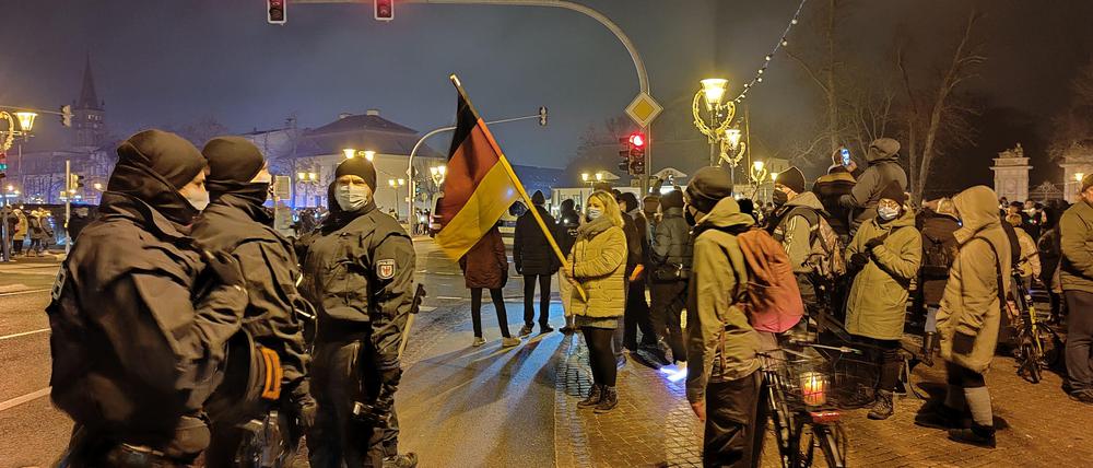 Die Polizei trennte die Demo von der kleinen Gegenkundgebung auf der anderen Straßenseite.