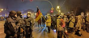 Die Polizei trennte die Demo von der kleinen Gegenkundgebung auf der anderen Straßenseite.