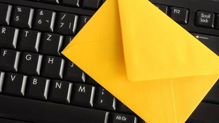 Umschlag schlägt Mail. Mit der Tastatur ist die Antwort schnell erledigt. Aber schwerer wiegt ein Brief.