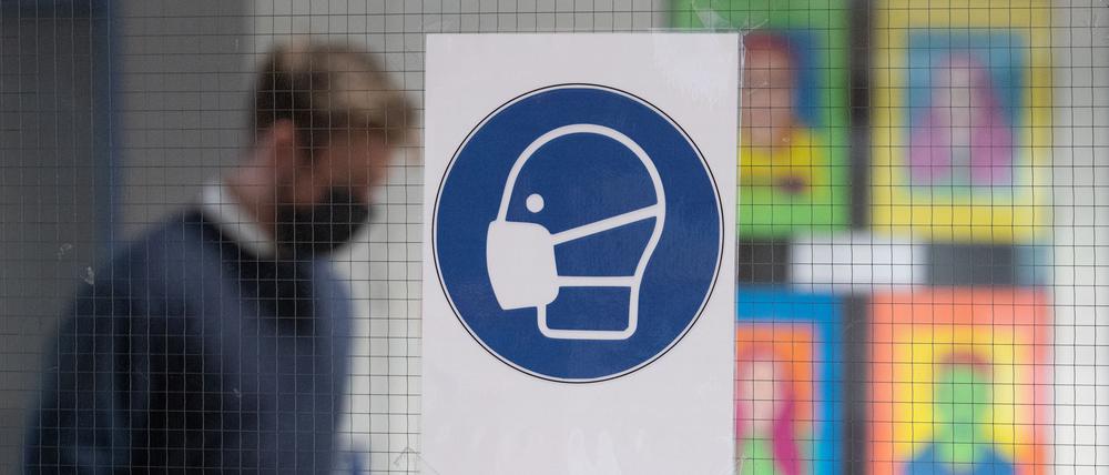 Ab hier mit Maske. Der Schulbetrieb steht vor Herausforderungen.