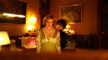 Kaum Verbündete. Diana (Kristen Stewart) und Kammerzofe Maggie (Sally Hawkins) während einer Kleideranprobe.