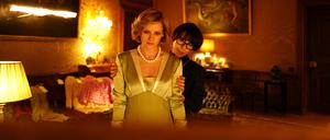Kaum Verbündete. Diana (Kristen Stewart) und Kammerzofe Maggie (Sally Hawkins) während einer Kleideranprobe.