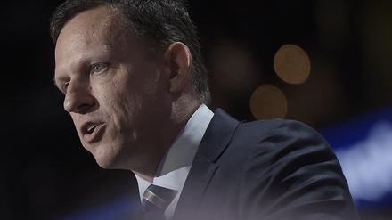 Peter Thiel habe „massiven Einfluss“ auf das Denken von Facebook-Gründer Mark Zuckerberg besessen, sagt dieser selbst. Hier spricht der konservative Tech-Revolutionär auf dem Nominierungskonvent für Donald Trump 2016.