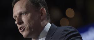 Peter Thiel habe „massiven Einfluss“ auf das Denken von Facebook-Gründer Mark Zuckerberg besessen, sagt dieser selbst. Hier spricht der konservative Tech-Revolutionär auf dem Nominierungskonvent für Donald Trump 2016.