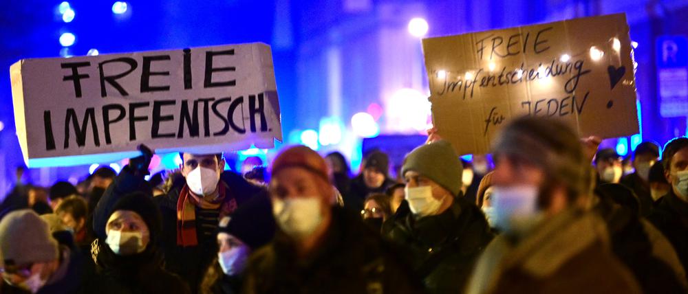 Demonstranten unter anderem mit einem Plakat «Freie Impfentscheidung» gehen aus Richtung Landtag und Nikolaikirche kommend zum Bassinplatz. 