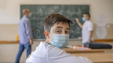 Omikron ist ein Sorge an den Schulen, aber nicht die größte. Schulleiter haben die Angst, dass die Schule als sozialer Ort immer mehr ausgehöhlt wird, weil Kinder, Lehrer und Eltern psychisch ausgelaugt sind. Das führt zu Aggressionen und Konflikten.