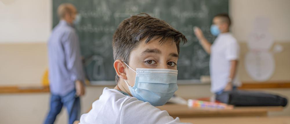 Omikron ist ein Sorge an den Schulen, aber nicht die größte. Schulleiter haben die Angst, dass die Schule als sozialer Ort immer mehr ausgehöhlt wird, weil Kinder, Lehrer und Eltern psychisch ausgelaugt sind. Das führt zu Aggressionen und Konflikten.
