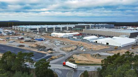 05.01.2022, Brandenburg, Grünheide: Die Baustelle der Tesla Gigafactory Berlin Brandenburg (Luftaufnahme mit einer Drohne). Der Stand des Genehmigungsverfahrens von Tesla ist ein Thema im Umweltausschuss des Landes Brandenburg. Eigentlich sollten nach nach eigenen Angaben schon Ende 2021 die ersten Fahrzeuge vom Band laufen. Die erste europäische Fabrik in Grünheide, die auf 500 000 Fahrzeuge jährlich ausgelegt ist, ist eine wichtige Säule der Zukunftsstrategie von Tesla. Foto: Patrick Pleul/dpa-Zentralbild/dpa +++ dpa-Bildfunk +++