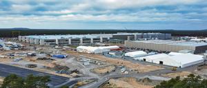05.01.2022, Brandenburg, Grünheide: Die Baustelle der Tesla Gigafactory Berlin Brandenburg (Luftaufnahme mit einer Drohne). Der Stand des Genehmigungsverfahrens von Tesla ist ein Thema im Umweltausschuss des Landes Brandenburg. Eigentlich sollten nach nach eigenen Angaben schon Ende 2021 die ersten Fahrzeuge vom Band laufen. Die erste europäische Fabrik in Grünheide, die auf 500 000 Fahrzeuge jährlich ausgelegt ist, ist eine wichtige Säule der Zukunftsstrategie von Tesla. Foto: Patrick Pleul/dpa-Zentralbild/dpa +++ dpa-Bildfunk +++