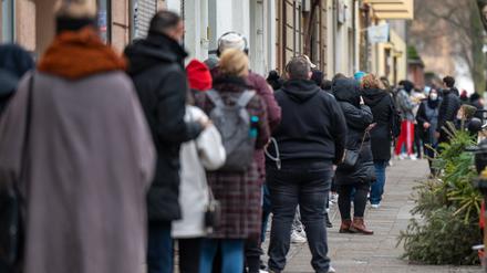 Zahlreiche Menschen warten auf ihren PCR-Test in einem landeseigenen Testzentrum in der Neuköllner Leinestraße.