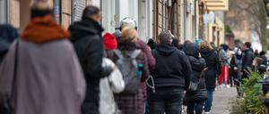 Zahlreiche Menschen warten auf ihren PCR-Test in einem landeseigenen Testzentrum in der Neuköllner Leinestraße.