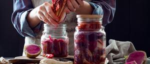 Könner stellen das koreanische fermentierte Gemüse – knackig, sauer und scharf – selber her. Schmeckt es abgepackt? Selten. Doch unsere Jury fand zwei Kracher.