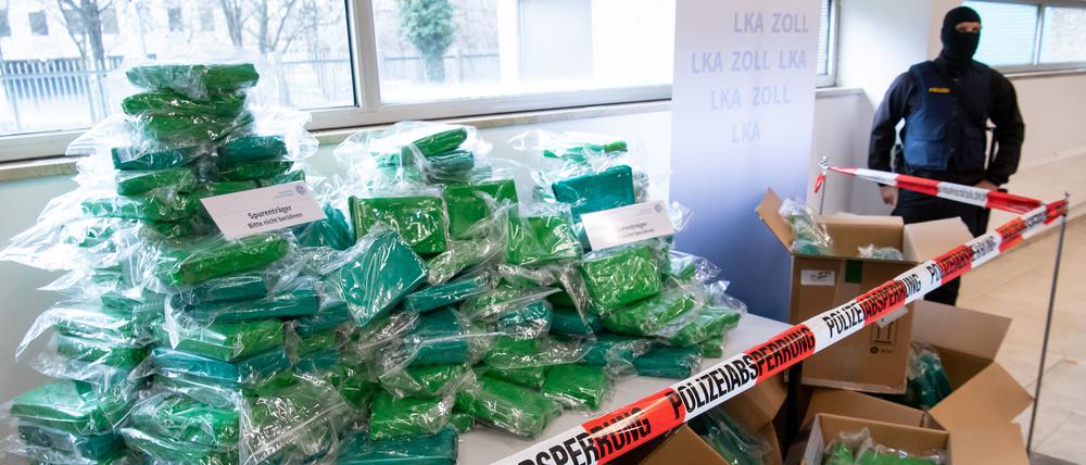 Weißes Pulver: Knapp eine halbe Tonne sichergestelltes Kokain ist während einer Pressekonferenz zu sehen.
