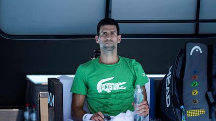 Novak Djokovic beim Training am Donnerstag. Noch ist offen, ob er an den Australian Open teilnehmen darf.