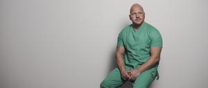 Ricardo Lange (41) Intensivpfleger aus Berlin. 08.01.2022, Tagesspiegel. Interview mit Robert Ide. Krankenhaus, Pfleger, Corona, Pflegenotstand.