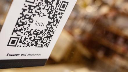 Diese Aushänge mit Luca-QR-Code an Café- und Ladentüren gehören bald der Vergangenheit an.