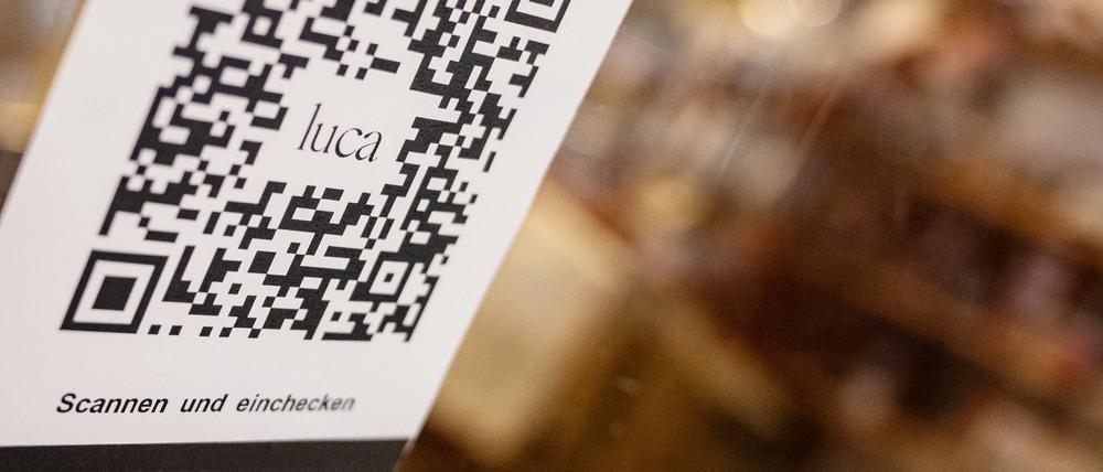 Diese Aushänge mit Luca-QR-Code an Café- und Ladentüren gehören bald der Vergangenheit an.