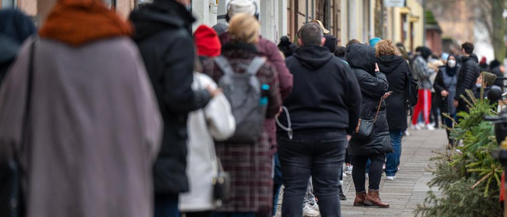 Zahlreiche Menschen warten in einer langen Schlange auf ihren PCR-Test in einem landeseigenen Testzentrum in der Neuköllner Leinestraße.