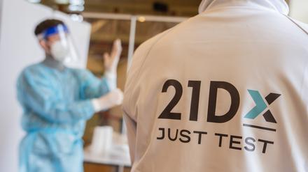 Mitarbeiter von 21Dx in einem Testzentrum 