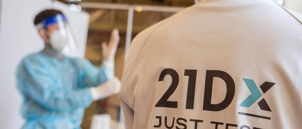 Mitarbeiter von 21Dx in einem Testzentrum 