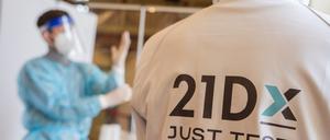 Mitarbeiter von 21Dx in einem Testzentrum 