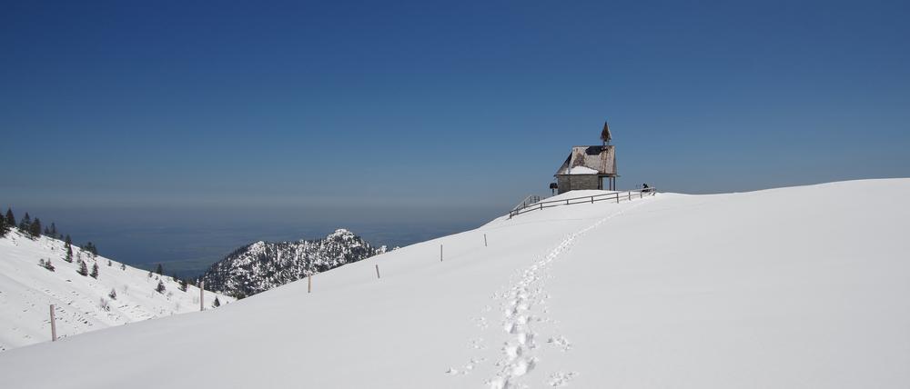 Wie verzaubert liegt diese kleine Kirche nahe der bayrischen Kampenwand.