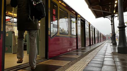 Die S-Bahnbrücke ist ein Behelf und nur noch langsam zu befahren. Dringend benötigt der Bahnhof Zehlendorf einen weiteren Zugang; vom Postplatz und von der Machnower Straße aus macht er am meisten Sinn.
