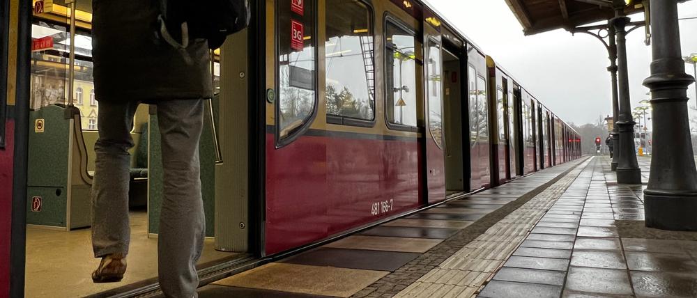 Die S-Bahnbrücke ist ein Behelf und nur noch langsam zu befahren. Dringend benötigt der Bahnhof Zehlendorf einen weiteren Zugang; vom Postplatz und von der Machnower Straße aus macht er am meisten Sinn.
