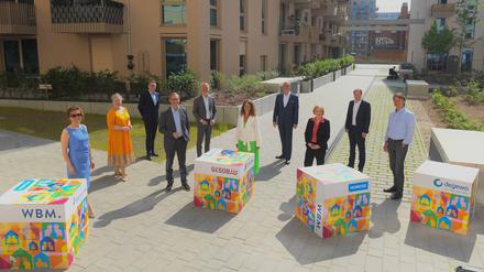 Neubautour der landeseigenen Wohnungsunternehmen im Juni 2021. Snezana Michaelis (Gewobag), Maren Kern (BBU), Thomas Felgenhauer (HOWOGE), Michael Müller (Regierender Bürgermeister von Berlin), Sebastian Scheel (Senator für Stadtentwicklung und Verkehr), Christina Geib (WBM), Jörg Franzen (GESOBAU), Sandra Wehrmann (degewo), Ulrich Schiller (HOWOGE), Jörg Malter (STADT UND LAND (von links nach rechts).