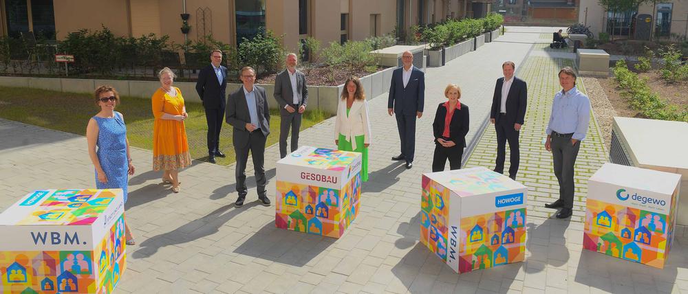 Neubautour der landeseigenen Wohnungsunternehmen im Juni 2021.  Snezana Michaelis (Gewobag), Maren Kern (BBU), Thomas Felgenhauer (HOWOGE), Michael Müller (Regierender Bürgermeister von Berlin), Sebastian Scheel (Senator für Stadtentwicklung und Verkehr), Christina Geib (WBM), Jörg Franzen (GESOBAU), Sandra Wehrmann (degewo), Ulrich Schiller (HOWOGE), Jörg Malter (STADT UND LAND (von links nach rechts).