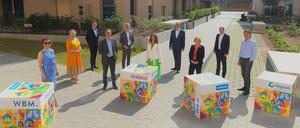 Neubautour der landeseigenen Wohnungsunternehmen im Juni 2021.  Snezana Michaelis (Gewobag), Maren Kern (BBU), Thomas Felgenhauer (HOWOGE), Michael Müller (Regierender Bürgermeister von Berlin), Sebastian Scheel (Senator für Stadtentwicklung und Verkehr), Christina Geib (WBM), Jörg Franzen (GESOBAU), Sandra Wehrmann (degewo), Ulrich Schiller (HOWOGE), Jörg Malter (STADT UND LAND (von links nach rechts).