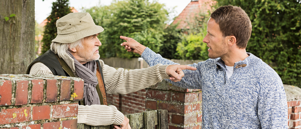 „Deine Hecke ist zu hoch“ – „Sieh’ Du lieber zu, dass Du Deinen Hühnerstall von der Grundstücksgrenze bewegst!“ Nachbarn müssen sich nicht mögen, sollten sich aber respektieren. Die aktuellen Wanderungsbewegungen, mit Neu- und Lückenbebauungen im Umland, führen zu neuen Lebenswelten mit<TH>Konfliktpotential.