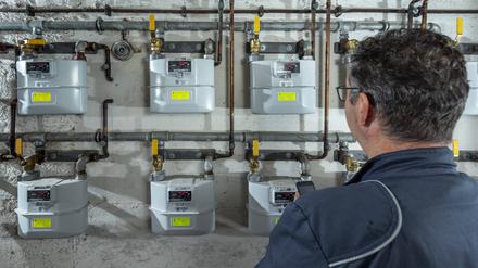 Die großen Energieanbieter unterscheiden bei der Preisgebung zwischen neuen und alten Kunden. Es tobt ein Streit, ob diese Praxis erlaubt ist.