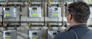 Die großen Energieanbieter unterscheiden bei der Preisgebung zwischen neuen und alten Kunden. Es tobt ein Streit, ob diese Praxis erlaubt ist.