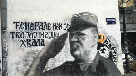 Kriegsverbrecher Ratko Mladić auf einem Mural in Belgrad.