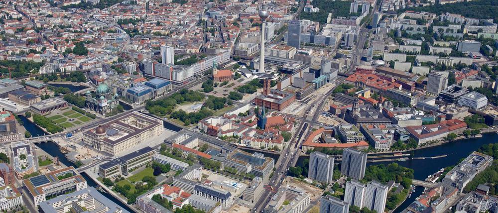 Im Herzen der Stadt. Wo der Mühlendamm die Spree quert, beginnt das Planungsgebiet Molkenmarkt. Die Straßen werden schmaler, das bietet Platz für viele neue Wohnungen am Parkplatz hinter dem Rotem Rathaus und auf Brachen gegenüber.