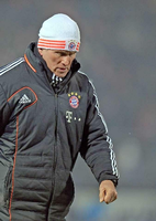 Das Licht ist aus, Hattrick-Heynckes geht nach Haus'. Oder doch nicht? Trainer Jupp Heynckes wird den FC Bayern zum Saisonende 2012/13 zwar verlassen. Ob er sich am Niederrhein als Pensionist niederlassen wird, bleibt offen. Auf jeden Fall war "Osram" öfter als jeder andere Trainer bei Bayern München, dreimal: von 1987 bis 1991, 2009 und von 2011 bis 2013.