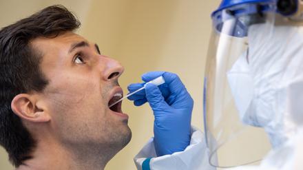 Per Rachenabstrich kann man auf Covid-19 getestet werden.