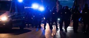 Polizisten am 1. Mai 2020 im Einsatz in der Oranienstraße in Kreuzberg.