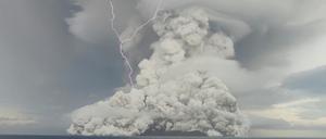 Mindestens 20 Kilometer schoss die Aschesäule des Tonga-Ausbruchs in die Höhe. Somit konnten Asche, Staub und Gase offenbar weit in die Stratosphäre gelangen.